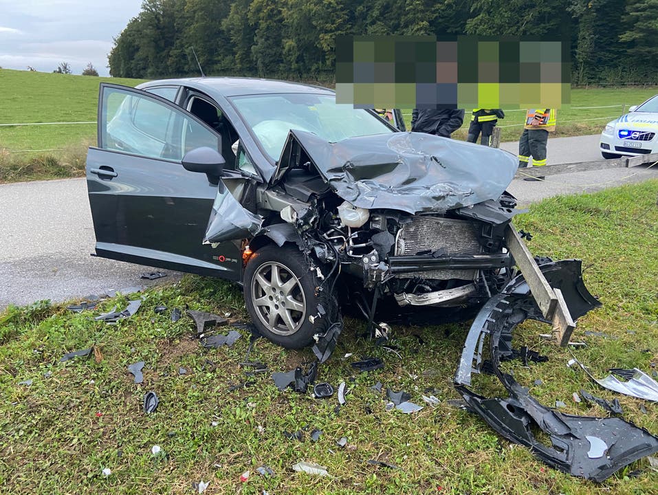 Seon AG, 28. September: Ein 28-jähriger Autolenker verlor die Kontrolle über sein Fahrzeug und kollidierte mit einem entgegenkommenden Auto. Ein Lenker verletzte sich beim Unfall.