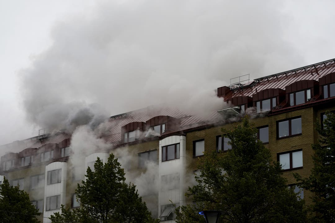 Nach einer Explosion am frühen Montagmorgen in einem Wohngebäude in Göteborg raucht es noch stundenlang.