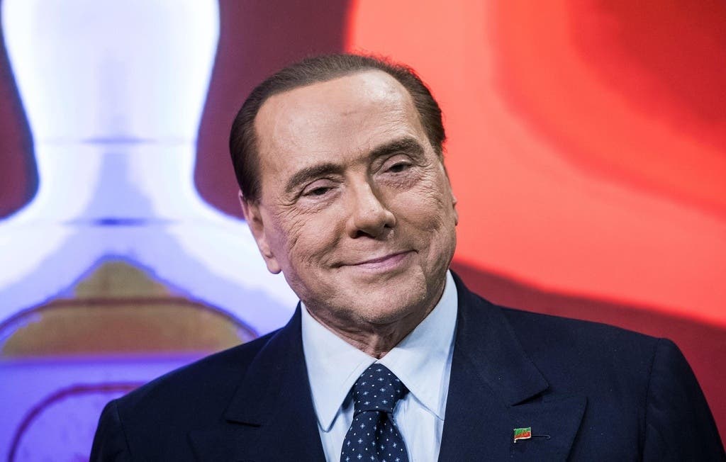 Der «Cavaliere» war zwischen 1994 und 2011 insgesamt viermal Ministerpräsident Italiens sowie übergangsweise auch Aussen-, Wirtschafts- und Gesundheitsminister. Seit fast drei Jahrzehnten übt Berlusconi massgeblichen Einfluss auf die Politik Italiens aus – lange als Regierungschef und noch länger als Parteiführer.