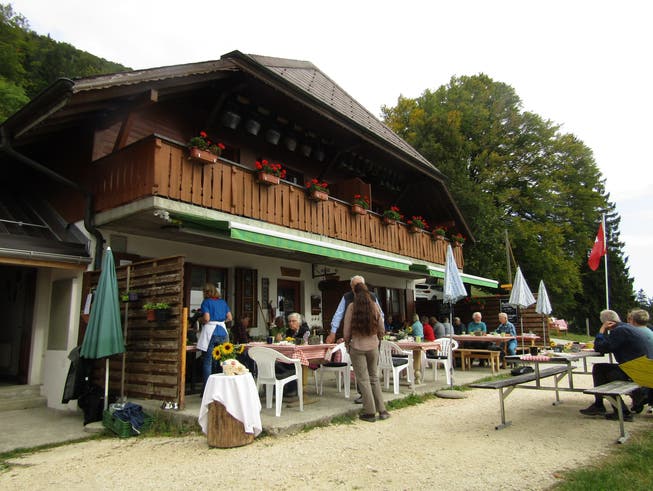 Mitglieder des Buechmatt-Clubs vor dem Berghof Buechmatt ob Wolfsberg.
