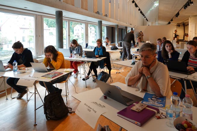 Die Teilnehmerinnen editieren im Historischen Museum Baden konzentriert ihre Wikipedia-Beiträge 