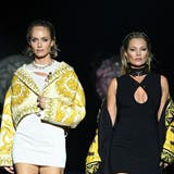 Amber Valletta und Kate Moss (rechts) dominierten den Laufsteg an der glamourösen «Fendace»-Show. Die jüngeren Models sahen dabei ziemlich alt aus. (Bild: Daniele Venturelli/Getty Images Europe)