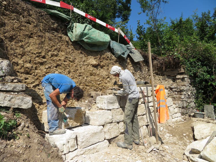 Am Chalm finden Sanierungen der Trockensteinmauer statt. 