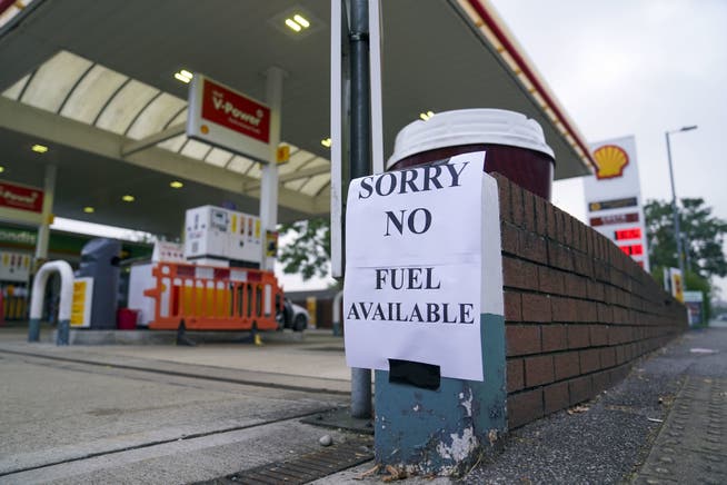 Die Treibstoffkrise hat England weiter im Griff. 