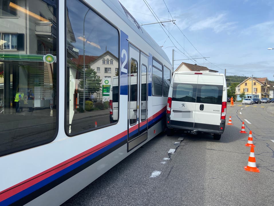 Unterkulm AG, 28. September: Bei einer Kollision zwischen einem Zug und einem Lieferwagen auf einem Bahnübergang werden der Lenker und seine Beifahrerin leicht verletzt.
