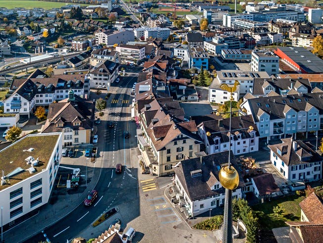 Der Dorfkern der Gemeinde Hochdorf soll attraktiver werden. Dazu wird die Häuserzeile zwischen Brauikreisel und Kirche, hier im Bild rechts der Hauptstrasse, genauer unter die Lupe genommen.