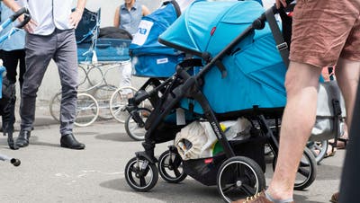 Vaterschaftsurlaub: Städtische Angestellte kriegen deutlich mehr als ihre Kollegen in Gewerbe oder Gesundheitswesen. (Keystone)