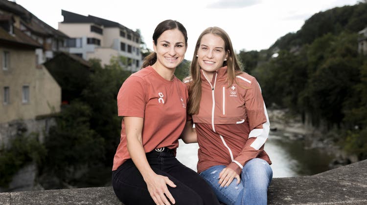 Die beiden Aargauer Olympia-Teilnehmerinnen Elena Quirici (l.) und Michelle Heimberg posieren in Brugg für den Fotografen. (Severin Bigler)