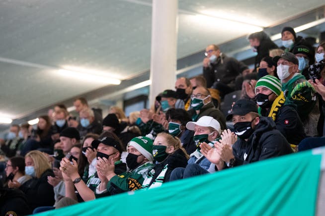 EHC-Olten-Fans auf der Tribüne.