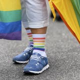 Die Socken fotografiert vor dem Pride Demonstrationsmarsch 2021, am Samstag, 28. August 2021, in Biel. Die Pride Parade findet unter dem Motto "Die Schweiz versammelt als eine Familie" statt und steht im Zeichen der Abstimmung ueber die Ehe fuer alle. (KEYSTONE/Anthony Anex) (Anthony Anex / KEYSTONE)