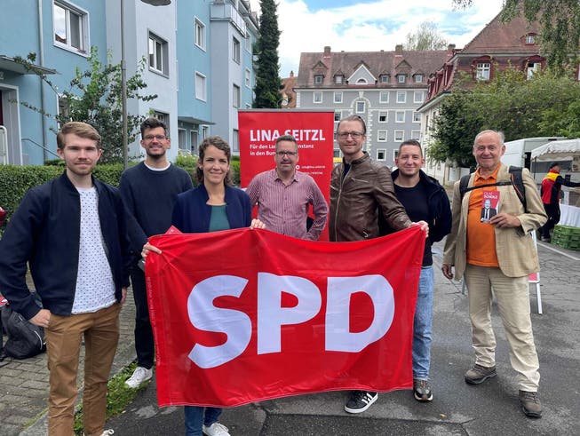 Unterstützung aus Zürich für die Konstanzer SPD-Kandidatin Lina Seitzl in Konstanz. Gregor Manthey (dritter von rechts) und weitere Zürcher beim Wahlkampf.