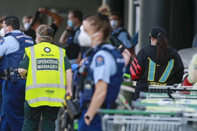 Die Polizei und Ambulanz-Mitarbeiter vor dem Supermarkt, in dem sich die Terrorattacke ereignet hat.