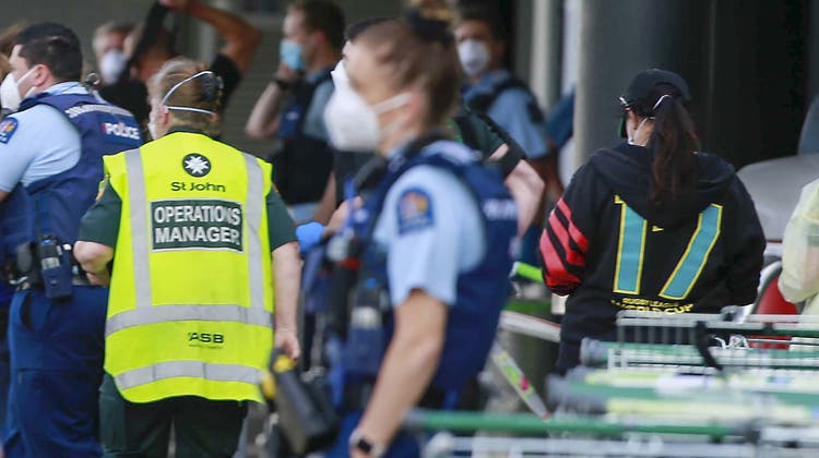 Die Polizei und Ambulanz-Mitarbeiter vor dem Supermarkt, in dem sich die Terrorattacke ereignet hat. (Bild: Alex Burton/AP)