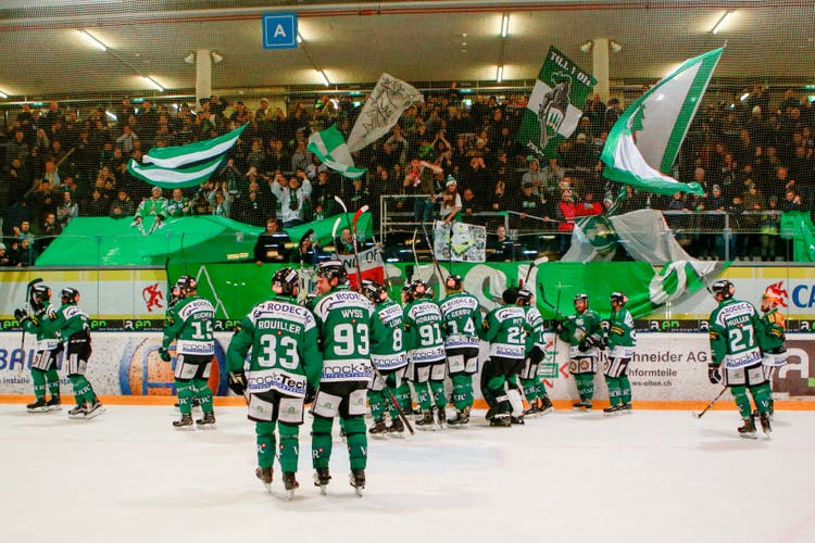 Die Spieler von Olten jubeln mit den Fans nach dem Spiel 2019 gegen den EHC Kloten.