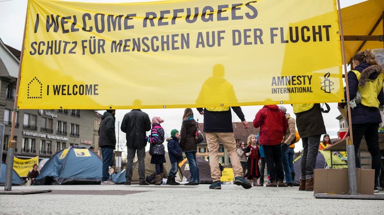 Aktivisten von Amnesty bei einer Aktion am 3. Februar 2017 in Bern. (Keystone)
