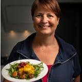 Autorin Sabine Camedda mit ihren kulinarischen Herbstkreationen.