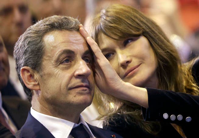 Trost von der Gattin Carla Bruni für Nicolas Sarkozy