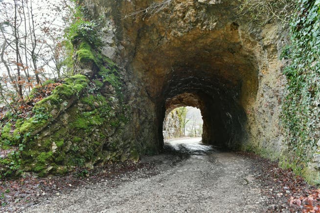 Der Tunnel an der Oberbergstrasse in Balsthal wird ausgebaut: Einerseits wird der Boden abgesenkt, andererseits ein Teil des Gesteins weggespitzt.