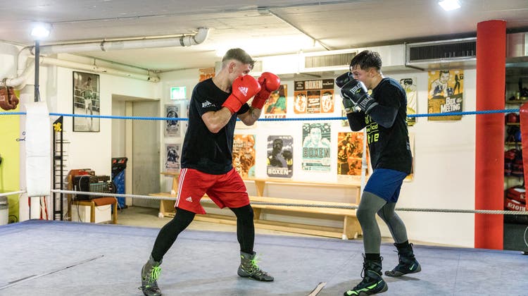Ilyas Ivgen (rote Hose) kämpft im Ring gegen Mihajlo Kostic (blaue Hose) während eines Trainings des Boxvereins Baden. (Sandra Ardizzone)