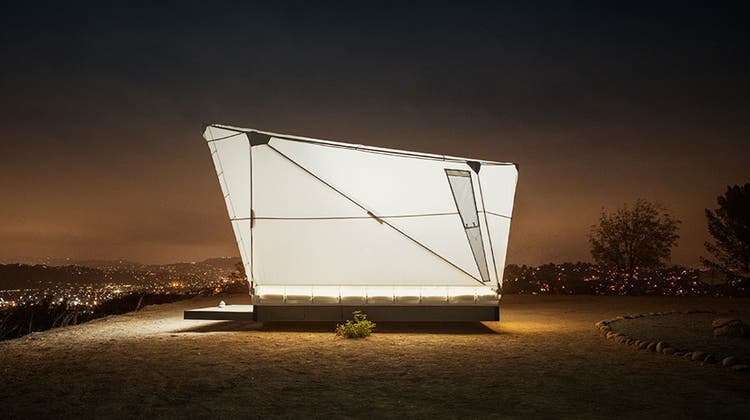 Keine utopische Outer Space-Wohninsel, sondern erst ein Energie- und Netzautonomes High-Tech-Zelt von Jupe. Im Hintergrund: Los Angeles. (Bild: Sam Gezari, www.jupe.com)