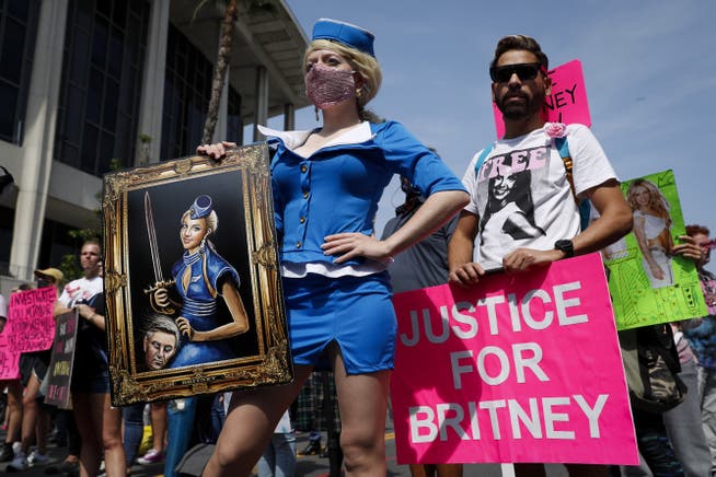Fans feiern am 30. September 2021 den Gerichtsentscheid über die Vormundschaft Britney Spears in Los Angeles. 