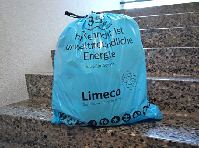 Ein Gebührensack der Limeco. Die Säcke werden blauer und umweltfreundlicher.