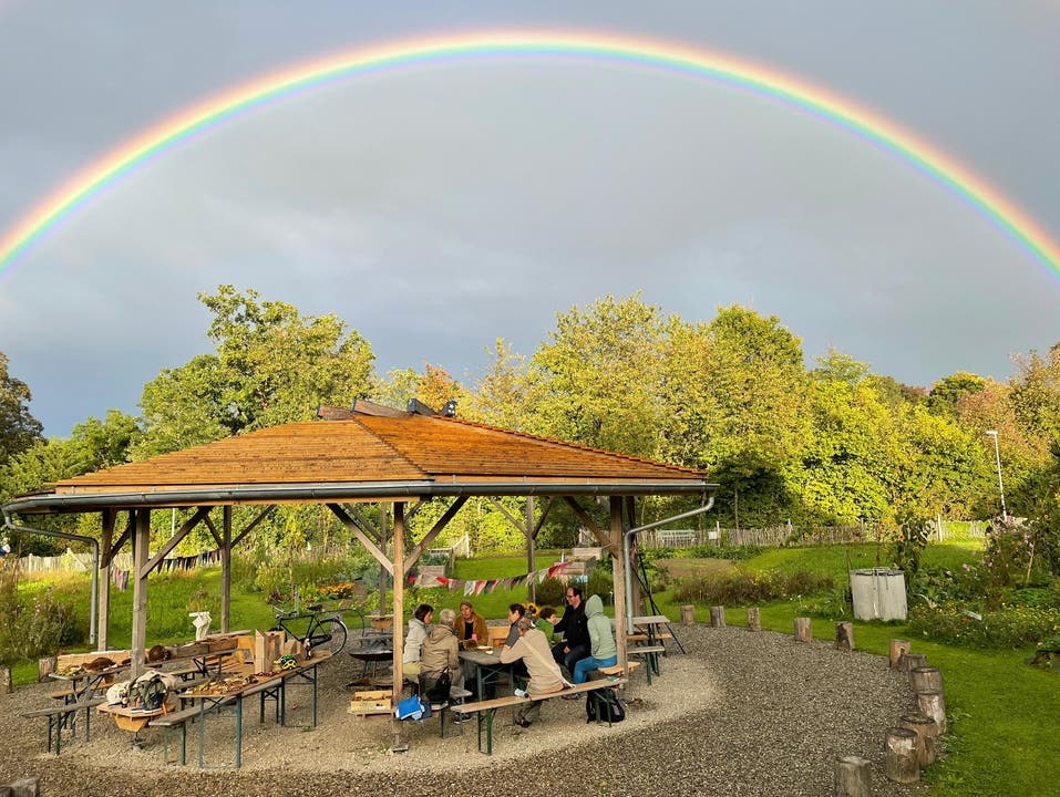 Leserin Fiona Käppeli hat den Regenbogen über dem Gemeinschaftsgarten in Frauenfeld von Ueli Herter festgehalten.