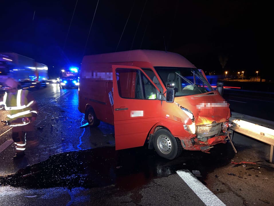Spreitenbach/A1, 29. September: Am späten Abend verursachte ein Lieferwagenfahrer auf der A1 eine heftige Auffahrkollision. Er wurde dabei erheblich verletzt. Ein weiterer Beteiligter wurde leicht verletzt.