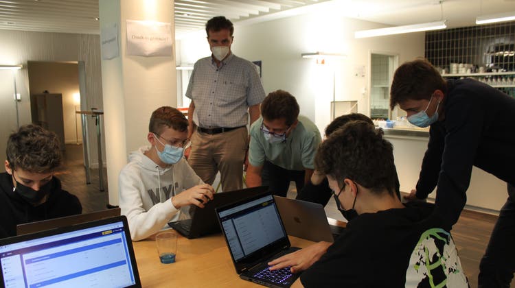 Hans Peter Baumann und Daniel Stauffer unterstützen die Schüler bei der Übernahme der virtuellen Firma mit Tipps aus der Praxis. (Bild: Markus Zwyssig (29. September 2021))