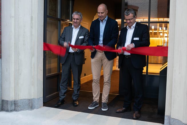 Regierungsrat Alex Hürzeler, Feldschlösschen-CEO Thomas Amstutz und Franco Mazzi, Stadtammann von Rheinfelden, eröffnen die «Brauwelt».