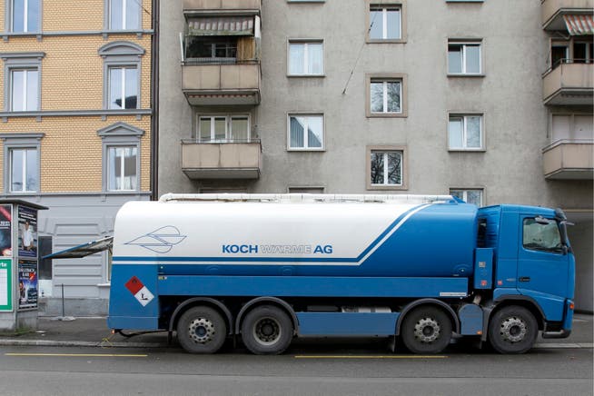 Ein Tankfahrzeug liefert Heizöl in Zürich.