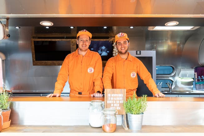 Ueli Stutz und Ennio Zuliani geben vor dem Zweifel-Neubau in Spreitenbach warme Chips zum selber Würzen aus.