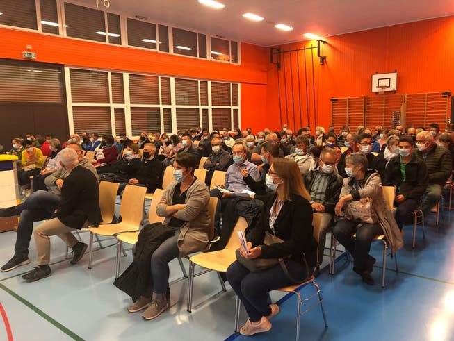 104 Schulbürgerinnen und Schulbürger nahmen an der ausserordentlichen Schulbürgerversammlung im Schulhaus Ebnet in Andwil teil. 