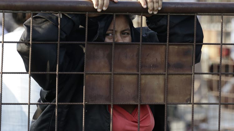 Eine Angehörige eines Gefangenen in Guayaquil wartet vor den Gefängnistoren auf Neuigkeiten. (AP)