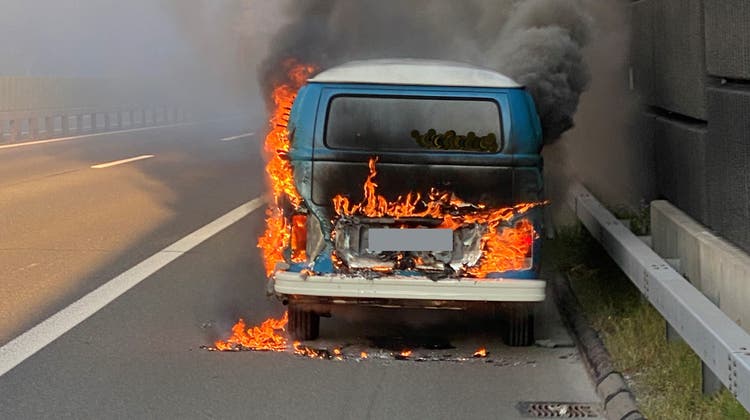 Der Kleinbus stand voll in Flammen. (Bild: Zuger Polizei)