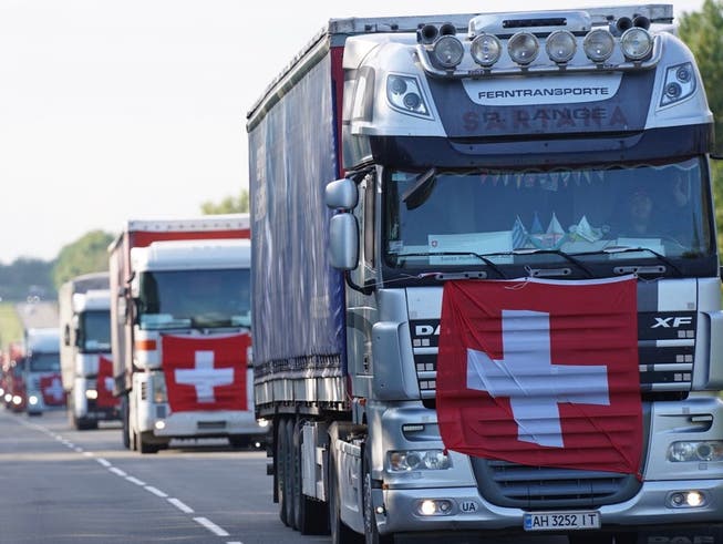 Trucks mit Fahne: Ein Hilfskonvoi mit Gütern aus der Schweiz in der Ukraine.