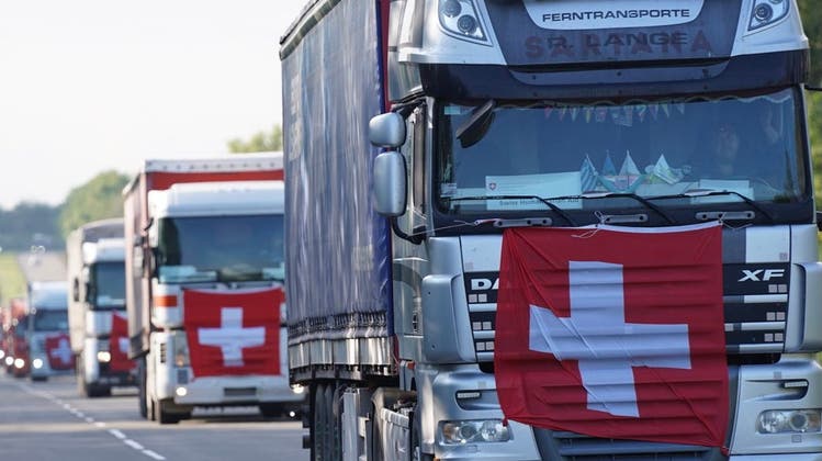 Trucks mit Fahne: Ein Hilfskonvoi mit Gütern aus der Schweiz in der Ukraine. (EDA/Twitter)
