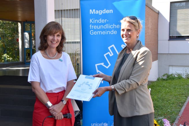 Unicef-Geschäftsleiterin Bettina Junker (links) und Magdens Gemeinderätin Carole Binder-Meury bei der Übergabe des Zertifikats.