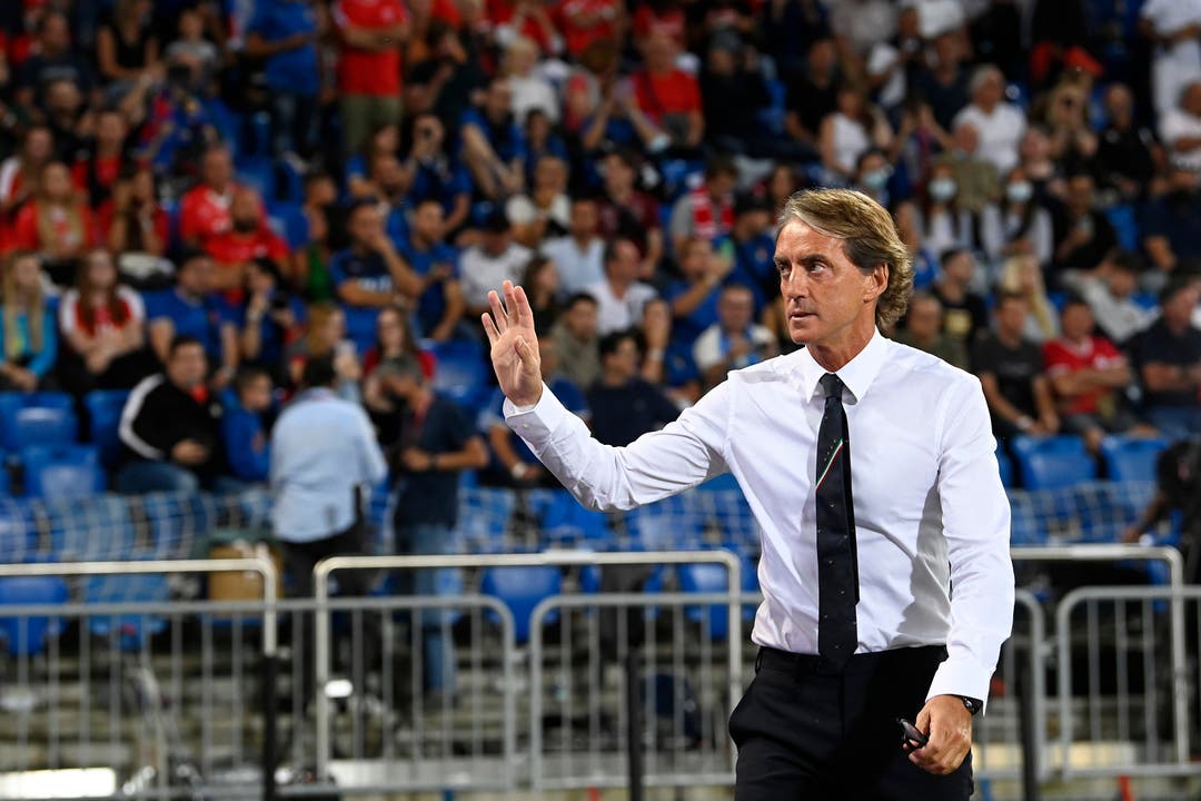 Italien-Trainer Roberto Mancini winkt den Fans zu.