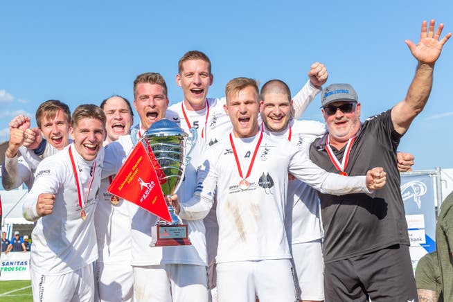 Oberentfeldens Faustballer bejubeln den ersten Schweizer Meistertitel in der Vereinsgeschichte auf dem Feld