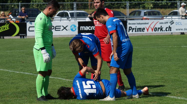 Harte Landung für den FC Engstringen: Deniz Sert (Nummer 15) liegt im Dietiker Strafraum und wird umsorgt. (Ruedi Burkart)