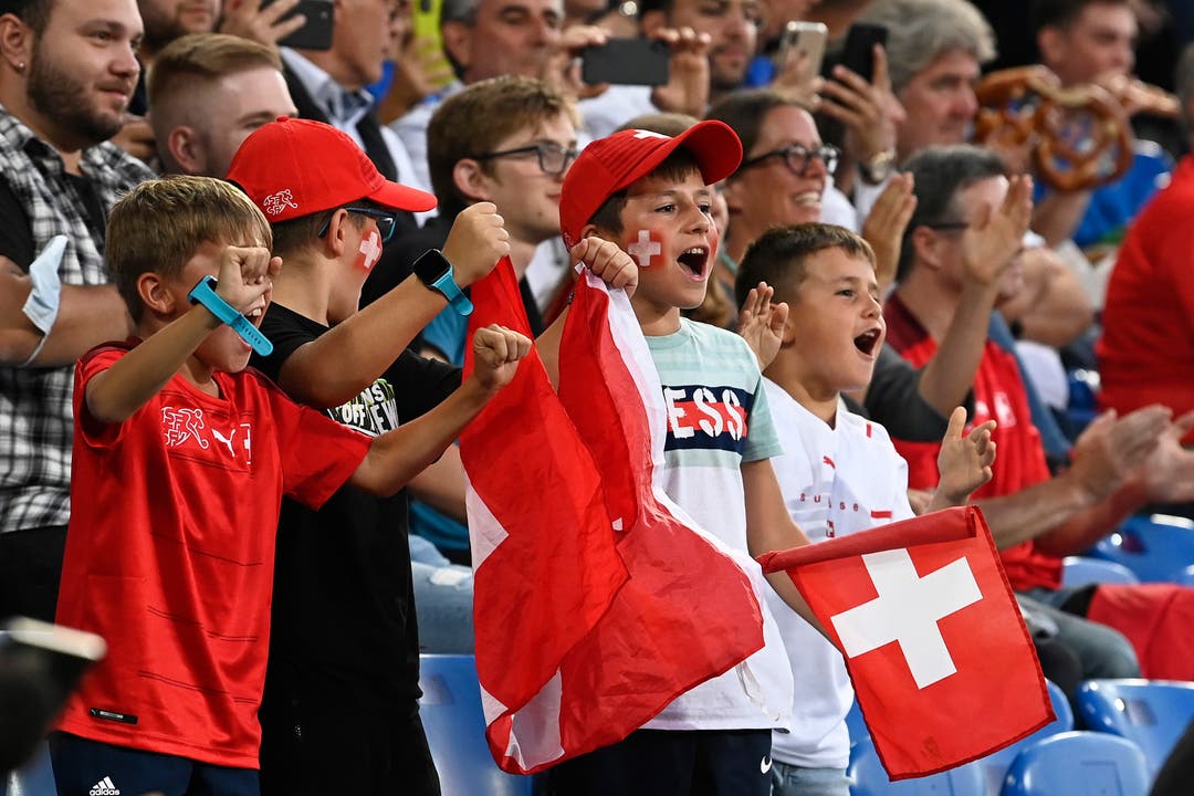 Endlich wieder Fans im Stadion. Der Basler St. Jakob-Park ist gut gefüllt mit Schweizern ...