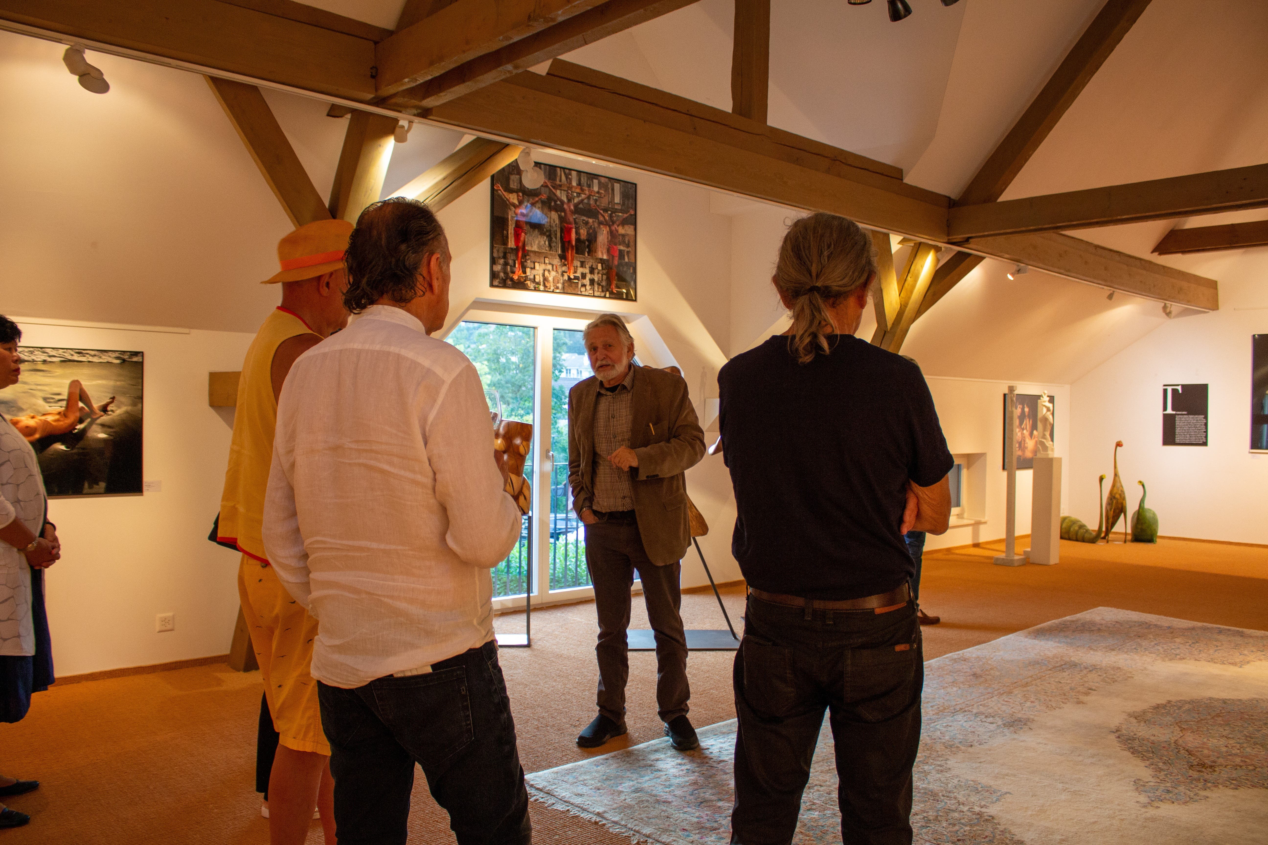 An der Vernissage in der Kunstgalerie Bachlechner führte Gert Chesi durch die Ausstellung und erklärte auch die Hintergründe der Motive.