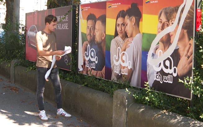 Der Toggenburger Jungpolitiker Joel Müller (SP) vor einem beschädigten Plakat für die Vorlage «Ehe für alle».