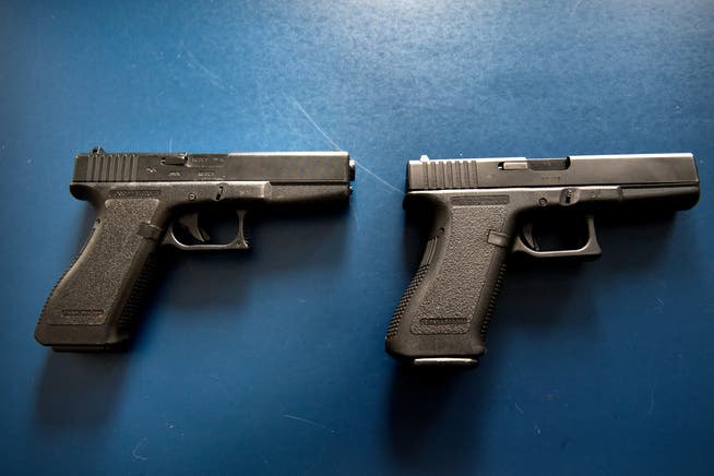 Die Kopie einer Glock Soft Air Pistole (links) ist von der echten Glock kaum zu Unterscheiden.