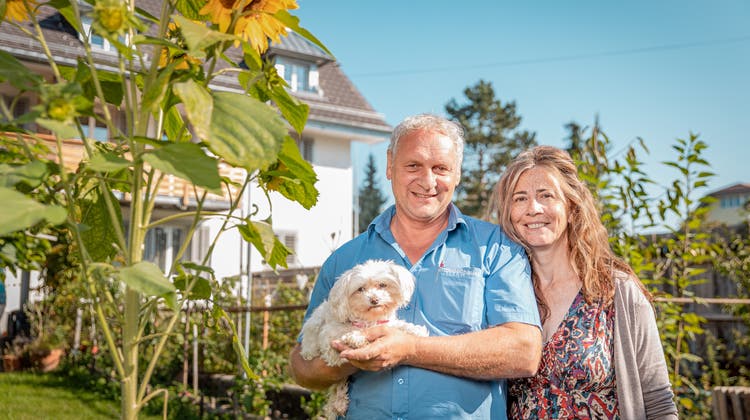 Gemeinderatskandidat Raymond Imboden (SVP) mit Frau Barbara und Malteser Siva vor seinem Alterswohnsitz im Garten. (Chris Iseli)