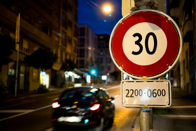 Als erste Stadt der Schweiz führt Lausanne zwischen 22 und 6 Uhr neu Tempo 30 ein. Dies soll den Strassenlärm verringern. 