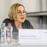 Pressekonferenz des Kantons Solothurn zur Situation in den Solothurner Spitälern, v.l.  Dieter Hänggi, Martin Häusermann, Susanne Schaffner, Lukas Fenner. (Michel Lüthi)