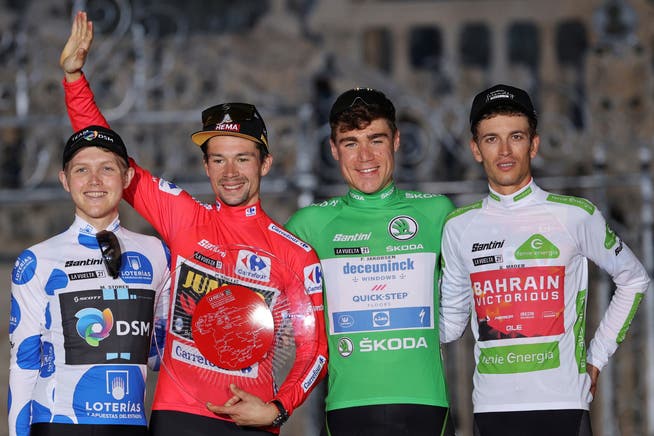 Erfolgreiches Quartett: Bergkönig Michael Storer, Vuelta-Gesamtsieger Primoz Roglic, Fabio Jakobsen im grünen Trikot des Punktbesten und Gino Mäder, der beste Jungprofi (von links).
