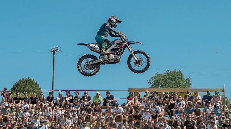 Die Motocross-Fahrer zeigen den Besuchern viel Action. (Bild: Boris Bürgisser (Grosswangen, 5. September 2021))